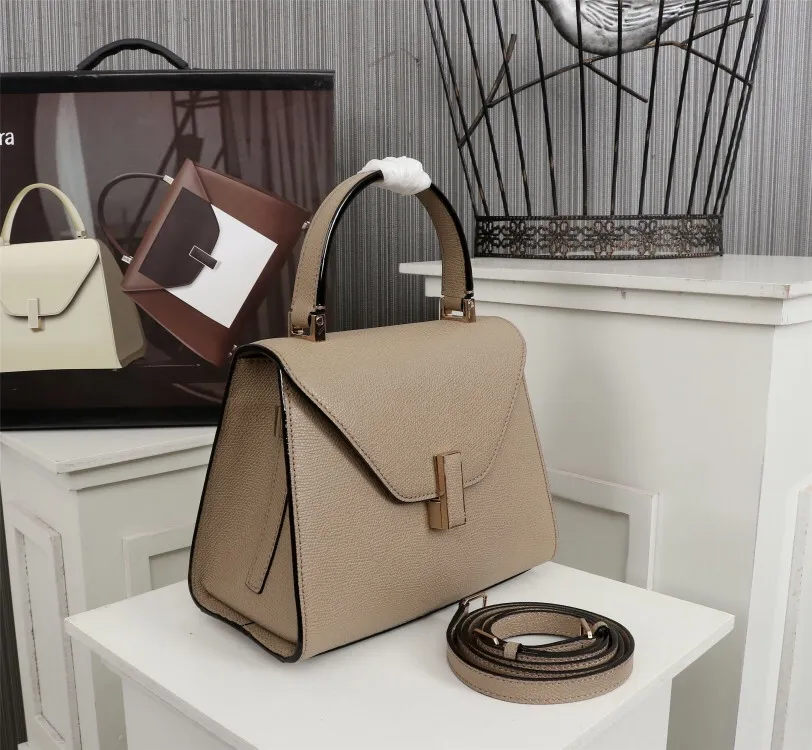 In stock👉Original small size khaki👉Valextra Valextra Iside, known as Italian Hermès, is one of the most representative designs of Valextra. There is no obvious logo, but the simple collective line design is very recognizable, full of architectural art, and shows a capable and intellectual style. It is made of imported palm-print lining cowhide, with up to five stitches of handwork, and the shiny oil edges test the skill of the craftsman. Small size: 22Cm